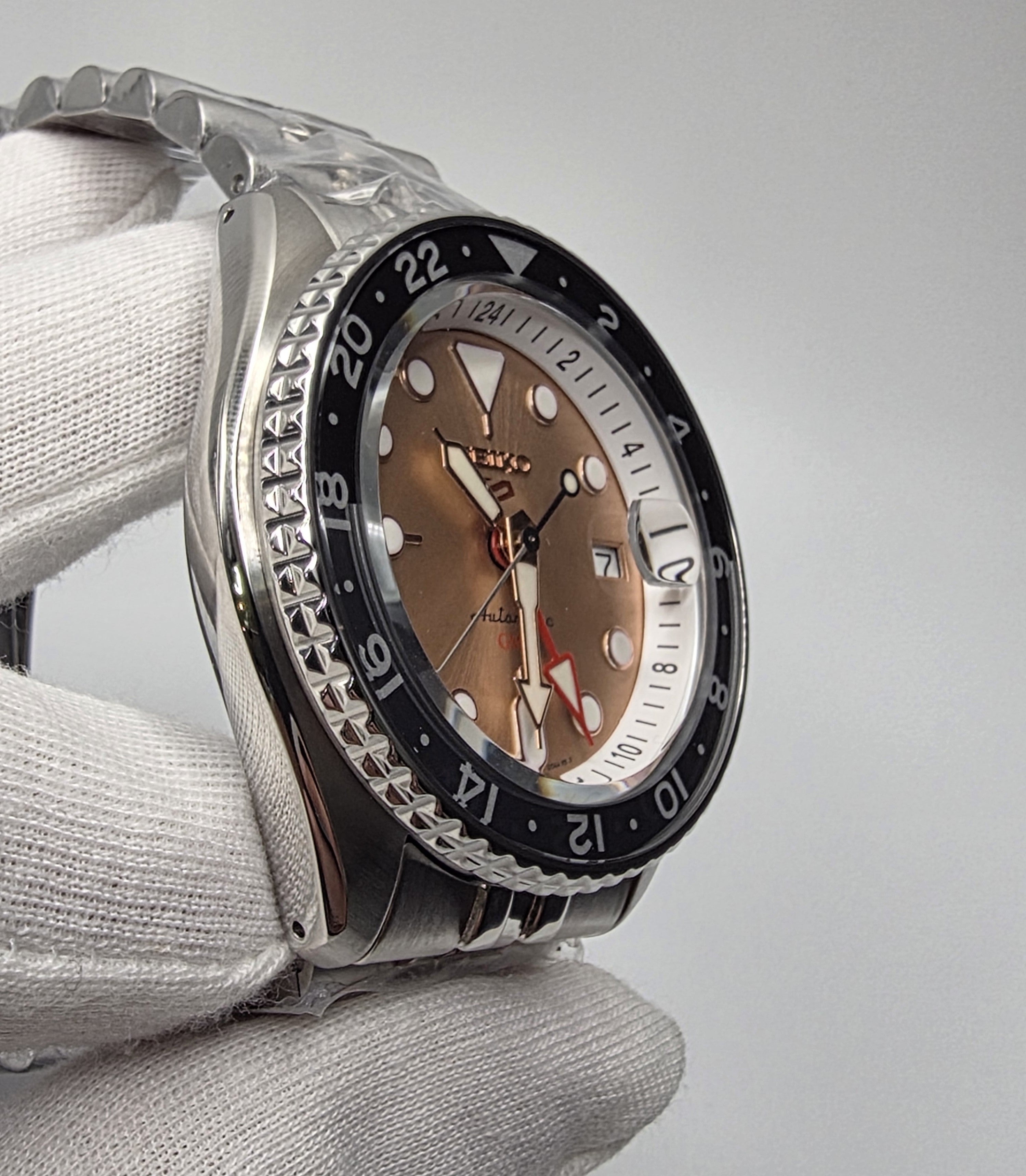 Seiko 5 Sports Slam Dunk Salmon Dial GMT Automatic Watch Limited Edition