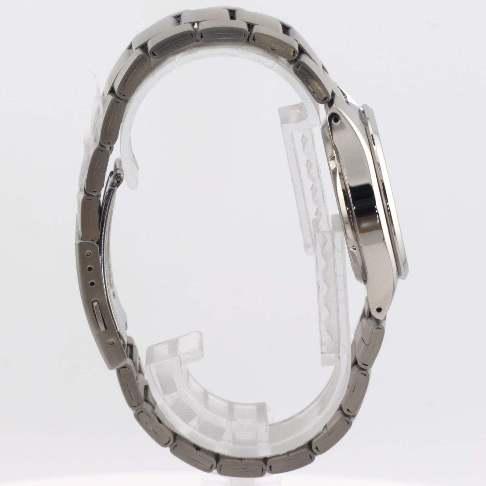 Seiko 5 automatic men's watch side view showcasing stainless steel bracelet and case design.